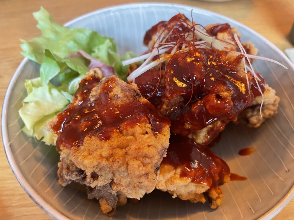 A bowl of Japanese fried chicken or kaarage served with sauce at a Japanese donburi restaurant in Frankfurt